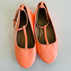 Neón crazy 8 t strap shoes